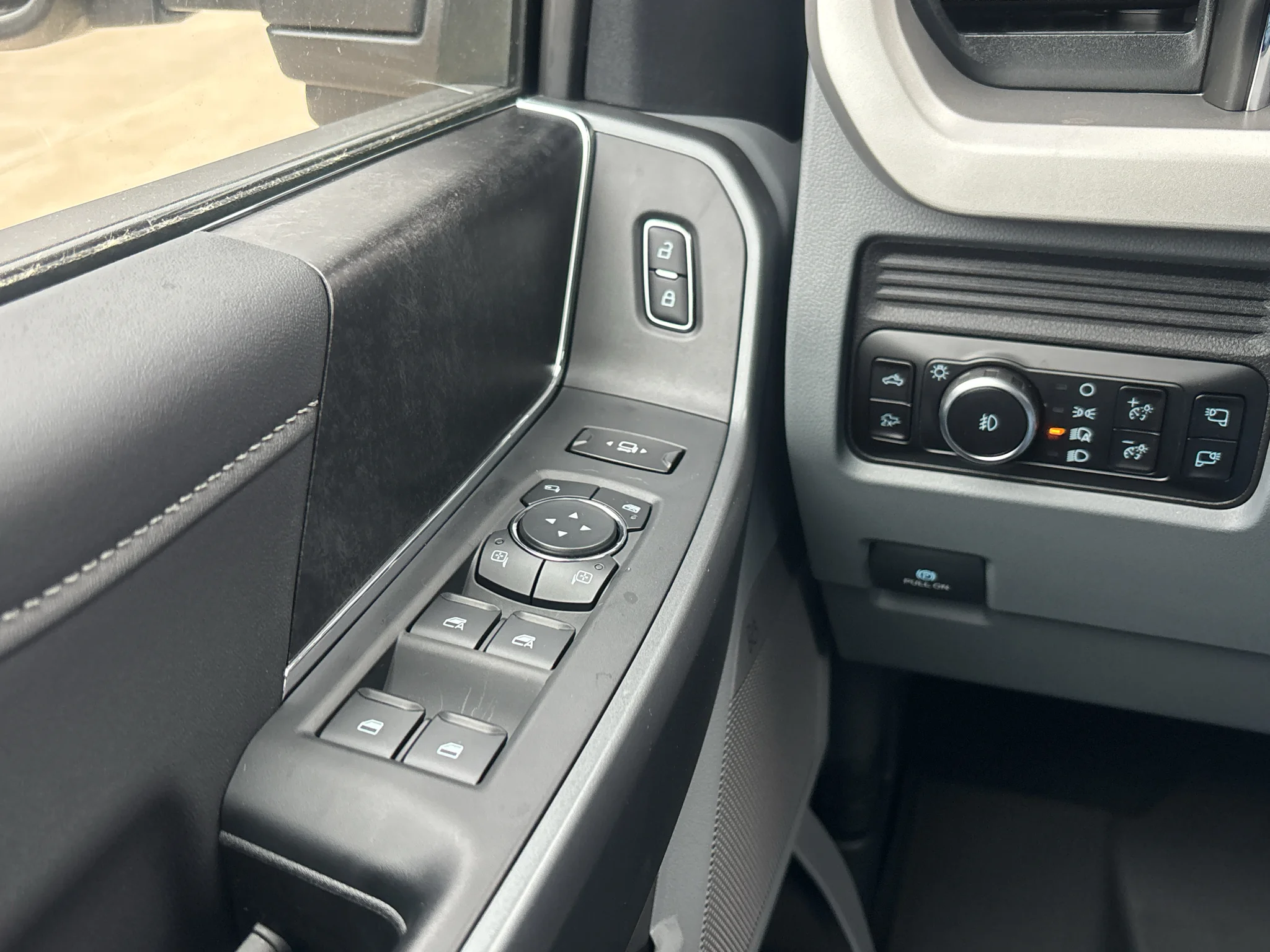 New 2027 Iconic Silver Metallic Ford F-250® XLT image 22