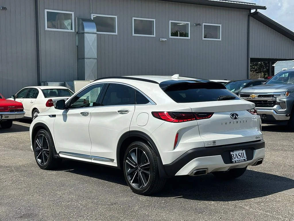 Used 2023 White INFINITI LUXE image 11