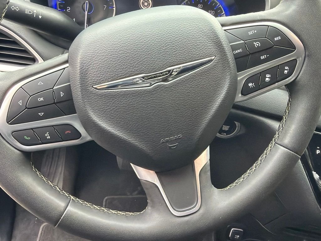 Used 2025 White Chrysler Select image 19