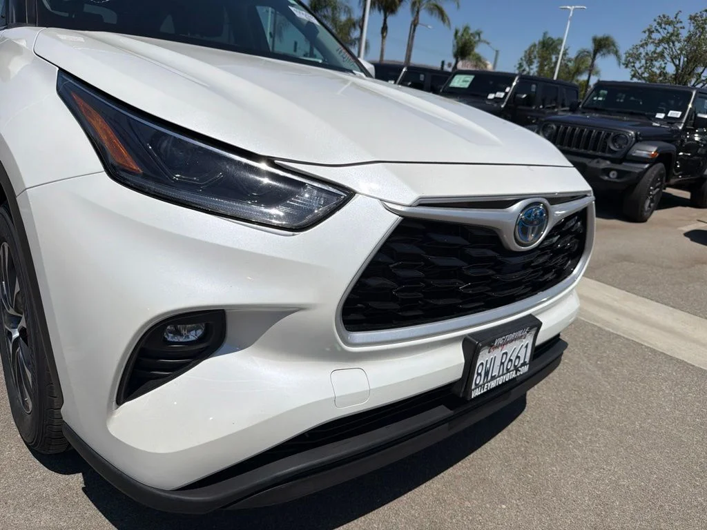 Used 2021 White Toyota XLE image 10