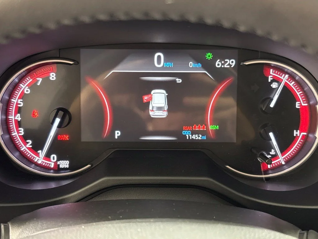 Used 2025 Silver Toyota XLE Premium image 33