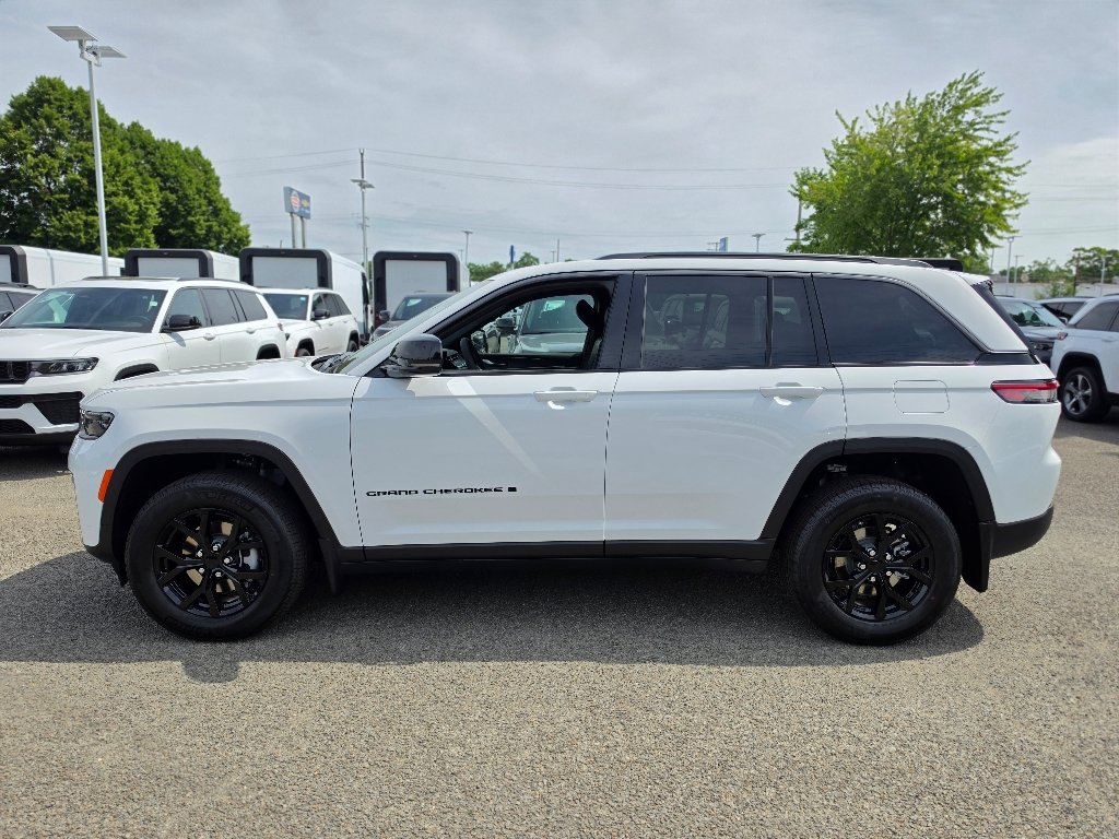 New 2026 Bright White Clear-Coat Exterior Paint Jeep Altitude image 8