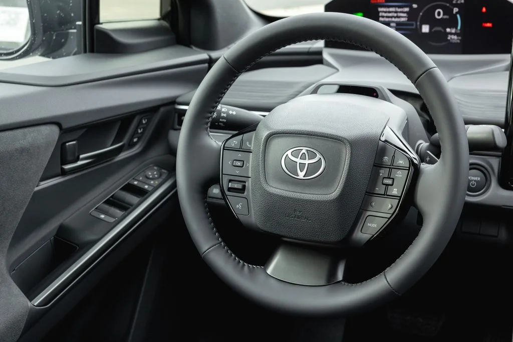 New 2026 Wind Chill Pearl with Midnight Black Metallic roof <sup>1</sup> Toyota  XSE image 13