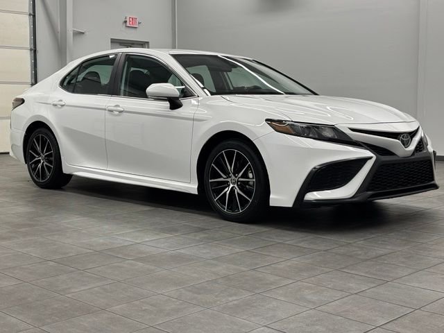 2024 Toyota Camry SE's photo