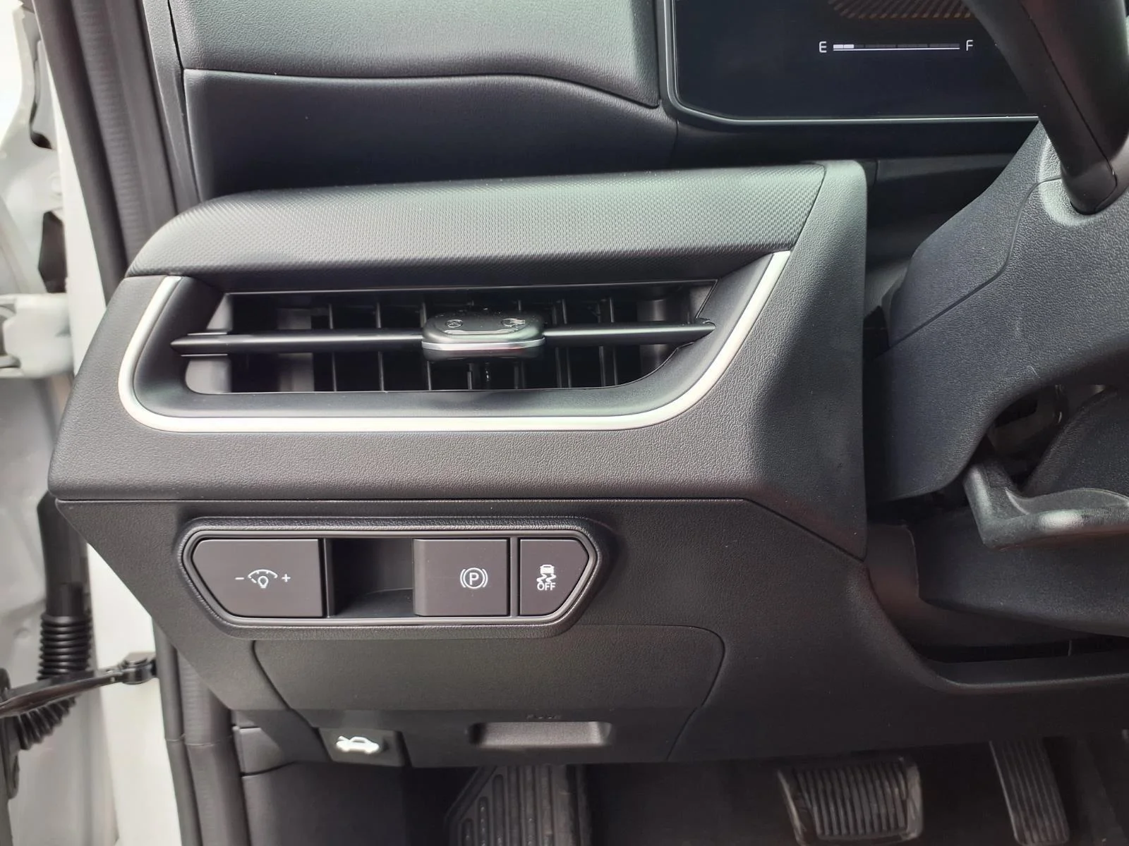 New 2026 Snow White Pearl Kia LXS image 20