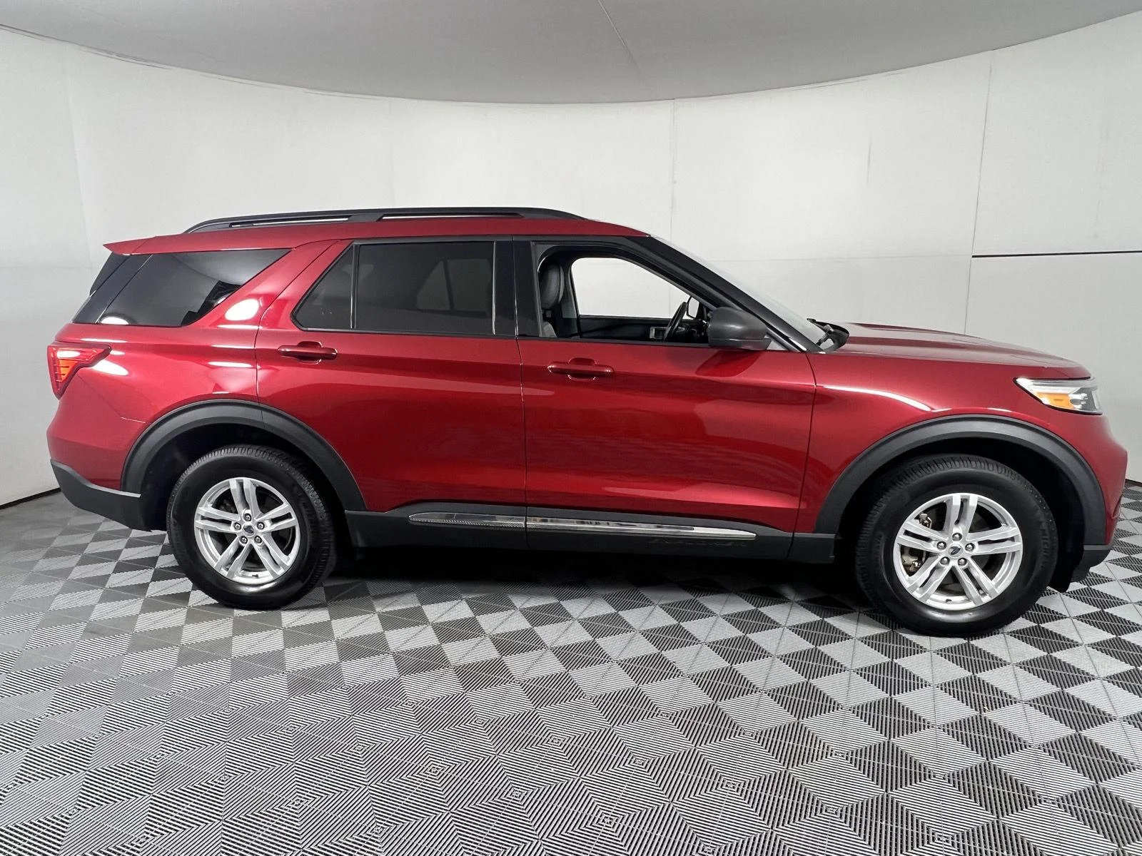 Used 2022 Rapid Red Metallic Tinted Clearcoat Ford XLT image 11