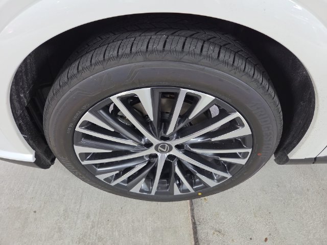 New 2026 Eminent White Pearl Lexus PREMIUM PLUS image 10