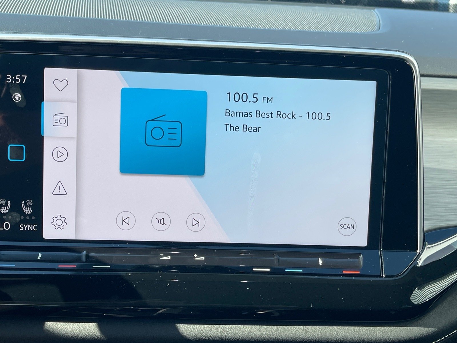 New 2026 Opal White Pearl Volkswagen SE image 5