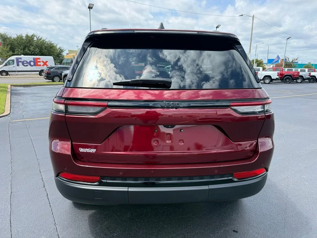 Used 2024 Red Jeep Altitude image 7