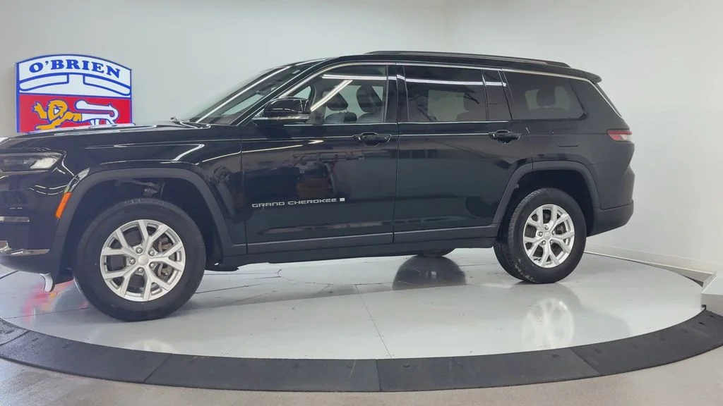 Used 2023 Diamond Black Jeep Limited image 8
