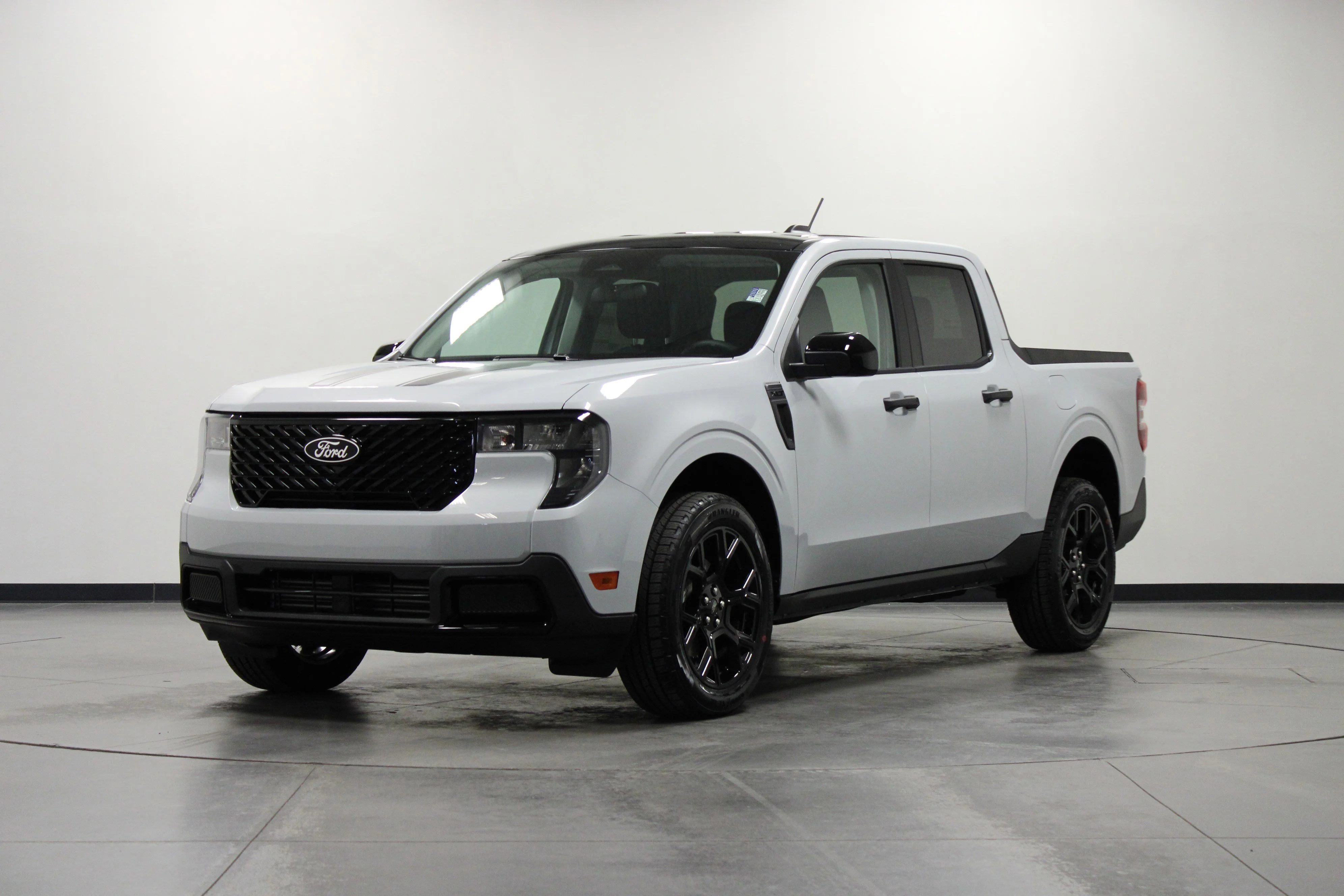 New 2025 Space White Metallic Ford XLT image 8