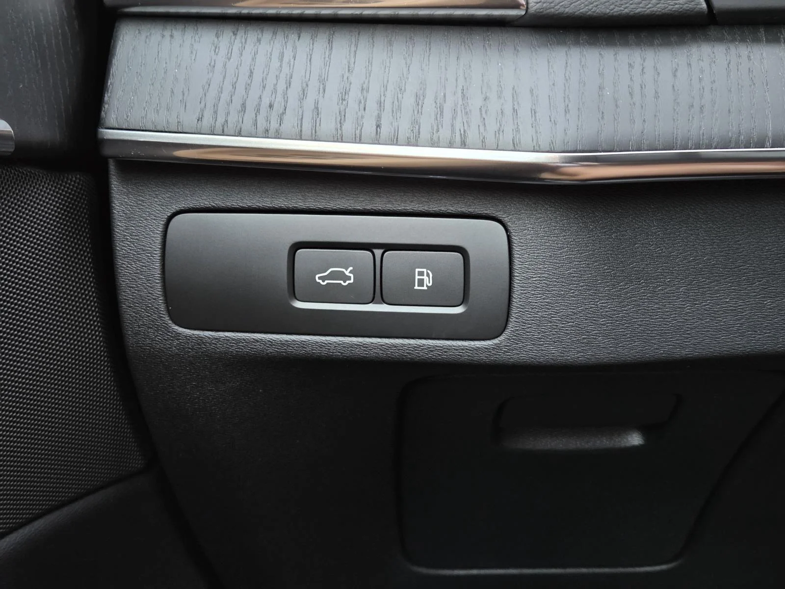 Used 2025 Crystal White Metallic Volvo Ultra image 25