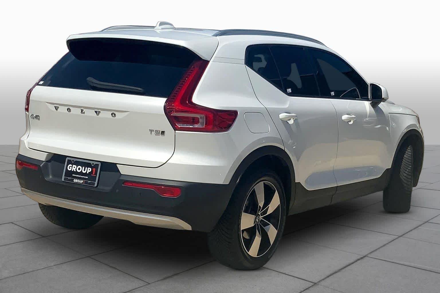Used 2022 Crystal White Metallic Volvo Momentum image 13