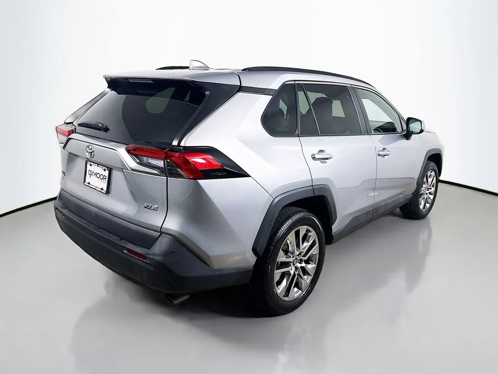 Used 2020 Silver Sky Metallic Toyota XLE Premium image 7