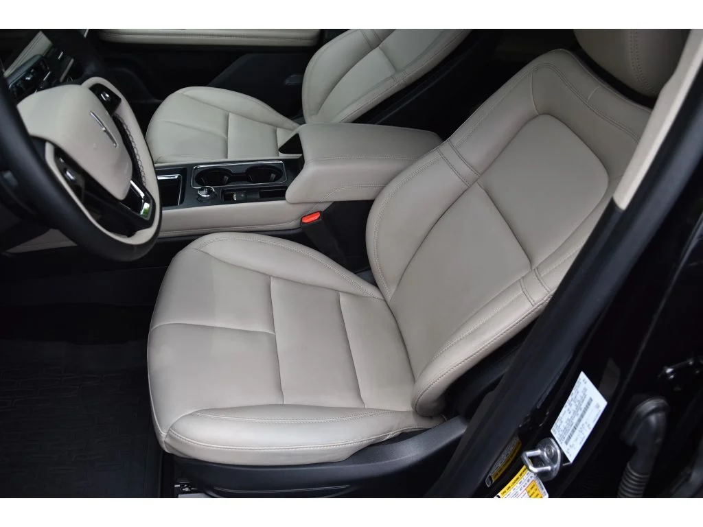 Used 2025 Infinite Black Metallic Clearcoat Lincoln Premiere image 13