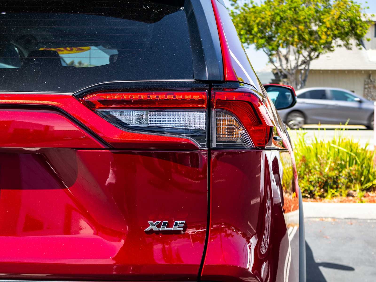 2025 Toyota RAV4 XLE - Photo 11