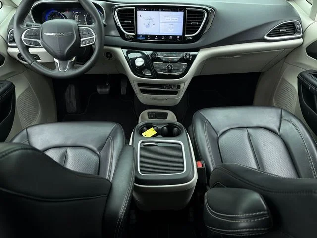 Used 2023 White Chrysler Touring L image 17