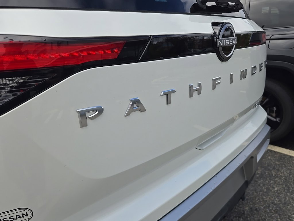 Used 2024 White Nissan Platinum image 9