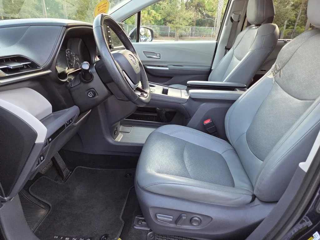 Used 2021  Toyota Limited image 27