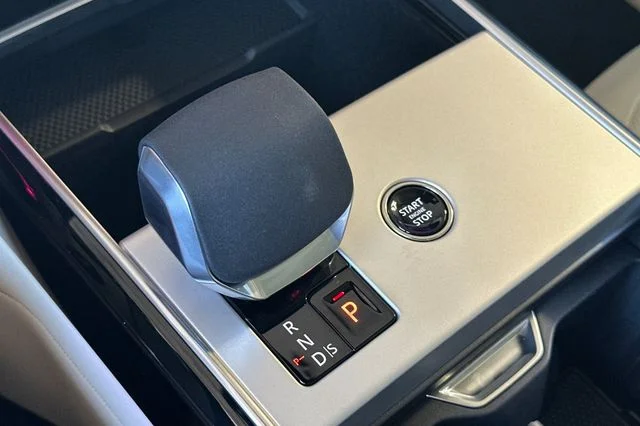 New 2026 Ostuni Pearl White Land Rover SE image 20