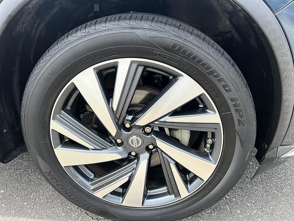 Used 2017 Arctic Blue Metallic Nissan Platinum image 12
