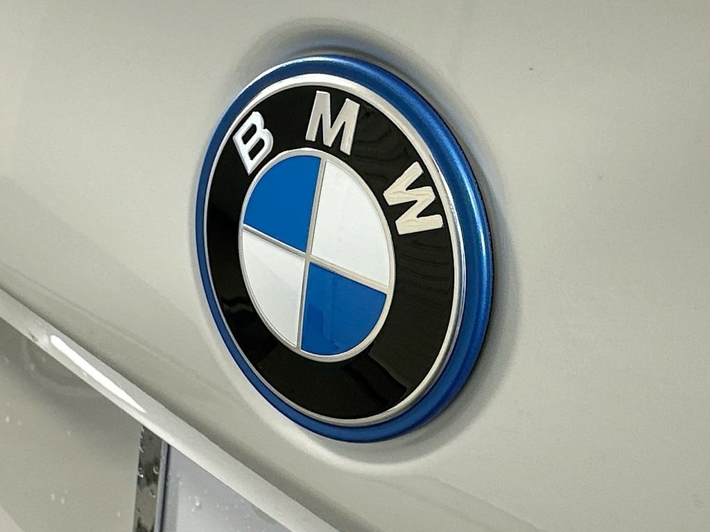 New 2027 Mineral White Metallic BMW 550e xDrive image 22