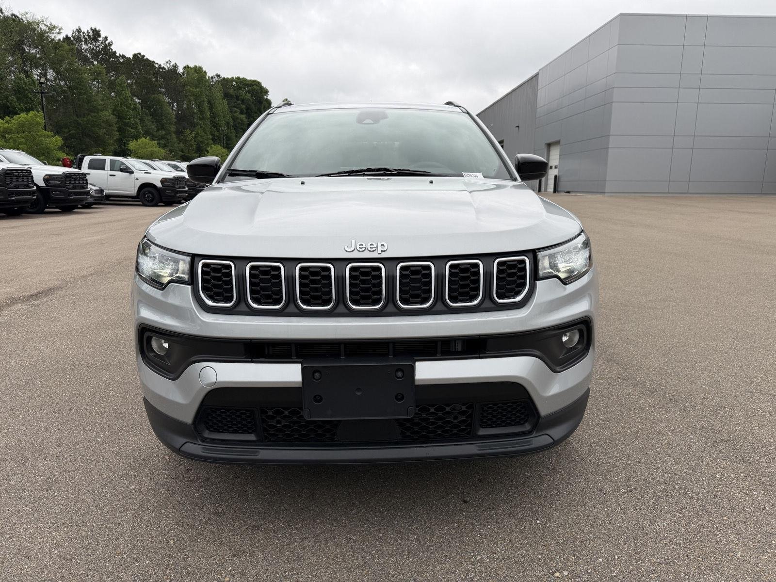 Used 2024 Silver Zynith Metallic Clearcoat Jeep Latitude image 2