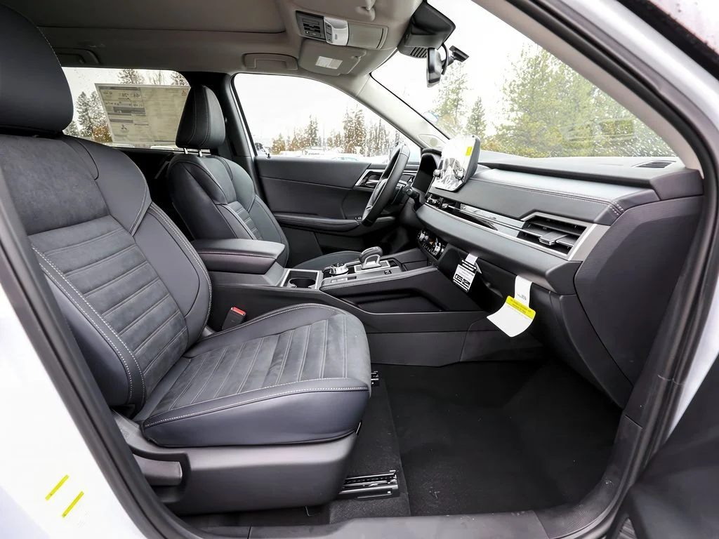 New 2025 White Diamond Mitsubishi SE image 23