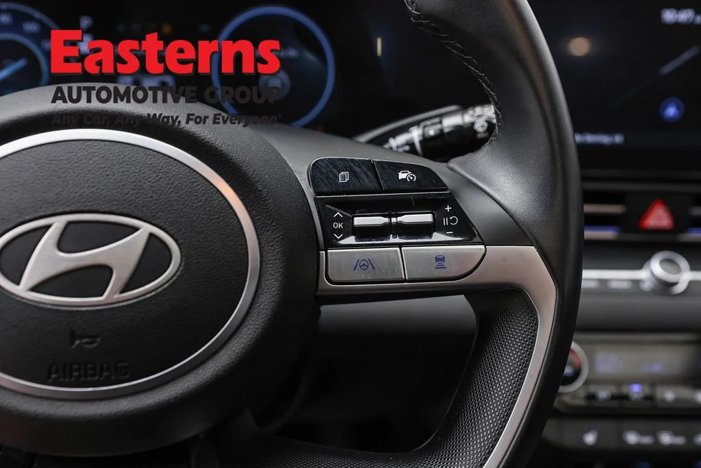 Used 2025 Red Hyundai SEL Convenience image 16