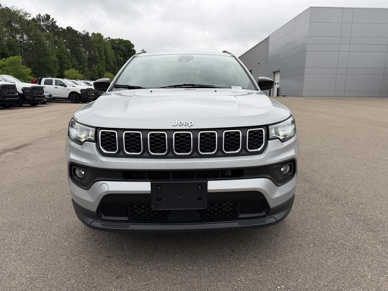 Used 2024 Silver Zynith Metallic Clearcoat Jeep Latitude image 2