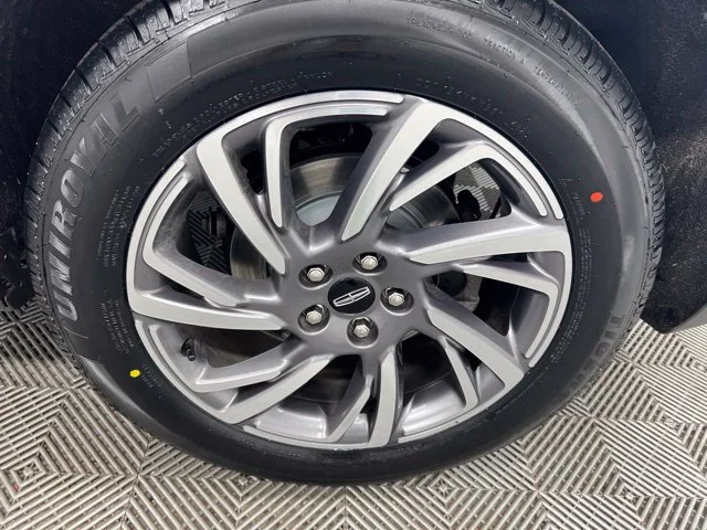 Used 2023 White Lincoln Standard image 10