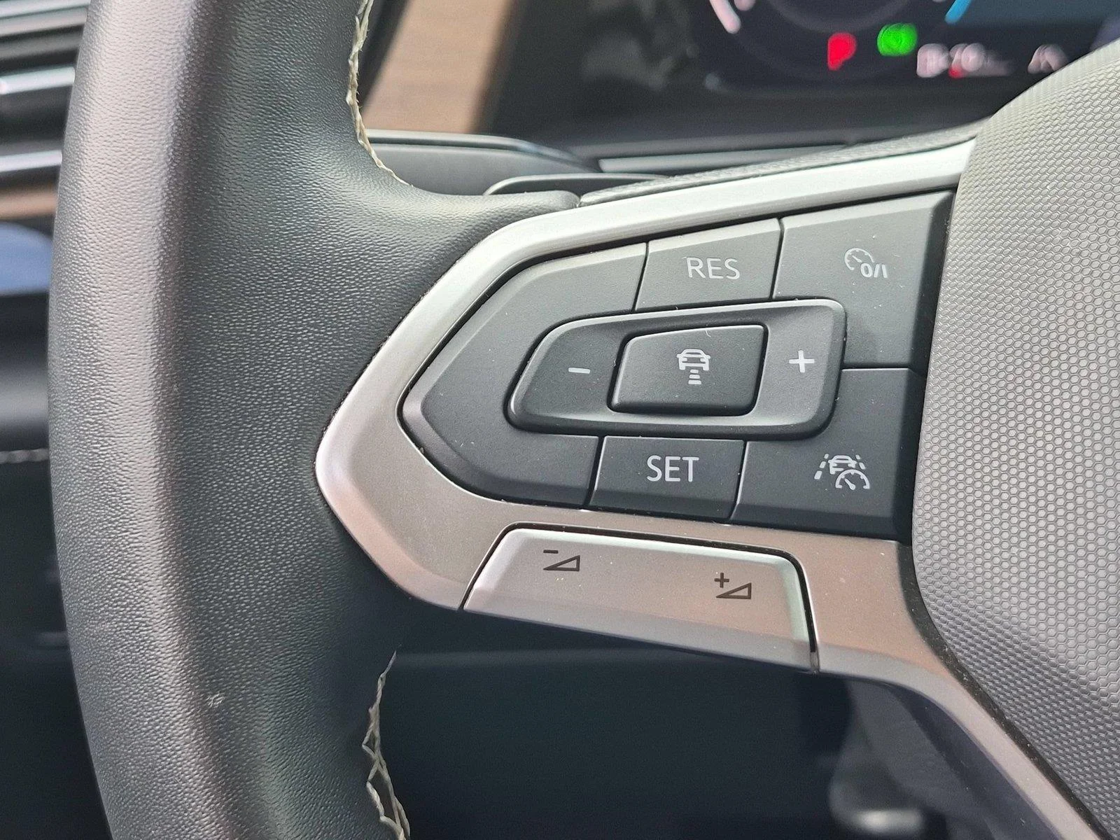 Used 2024  Volkswagen 2.0T SE w/Technology image 19