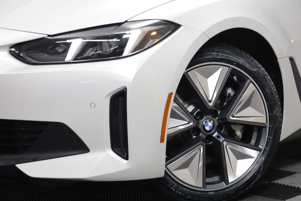 New 2026 Mineral White Metallic BMW xDrive40 image 4