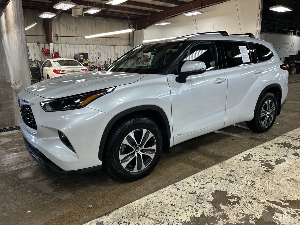 2022 Toyota Highlander XLE Hybrid 4x4's photo