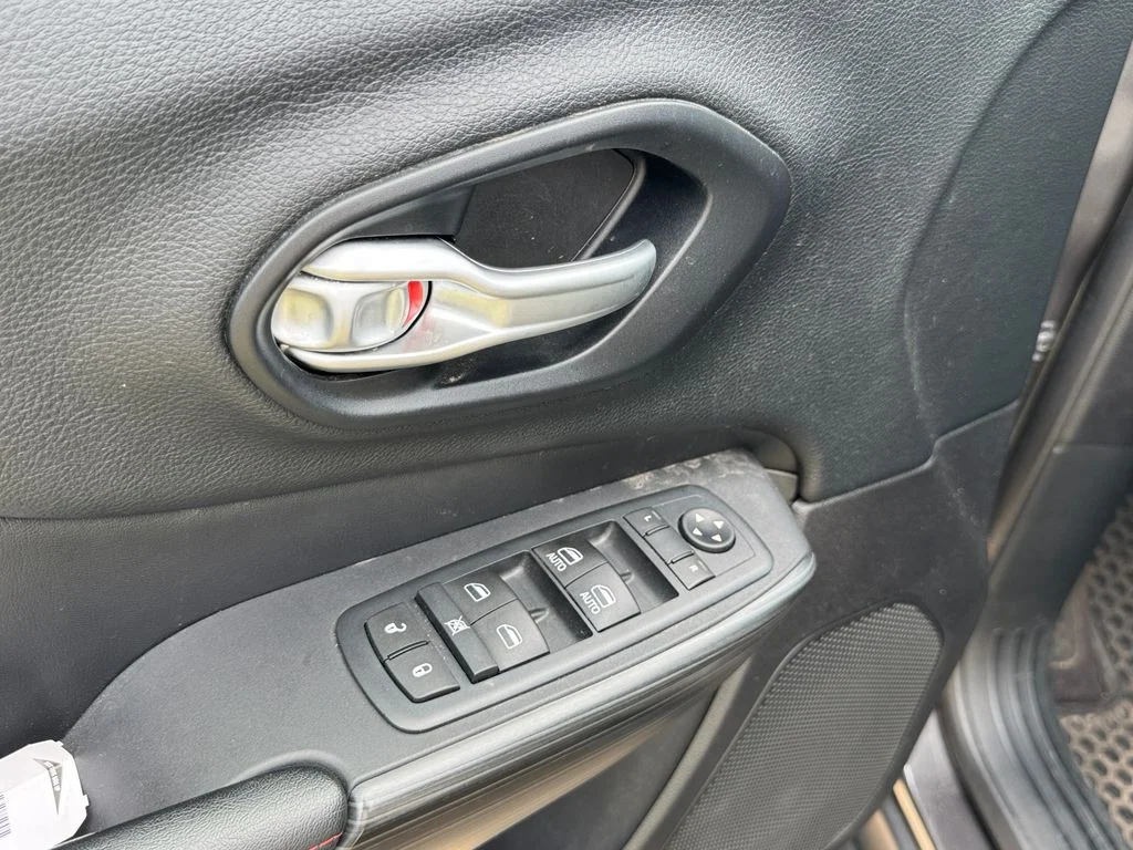 Used 2016 Gray Jeep Trailhawk image 9