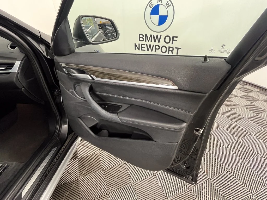 Used 2017 Black Sapphire Metallic BMW xDrive28i image 18