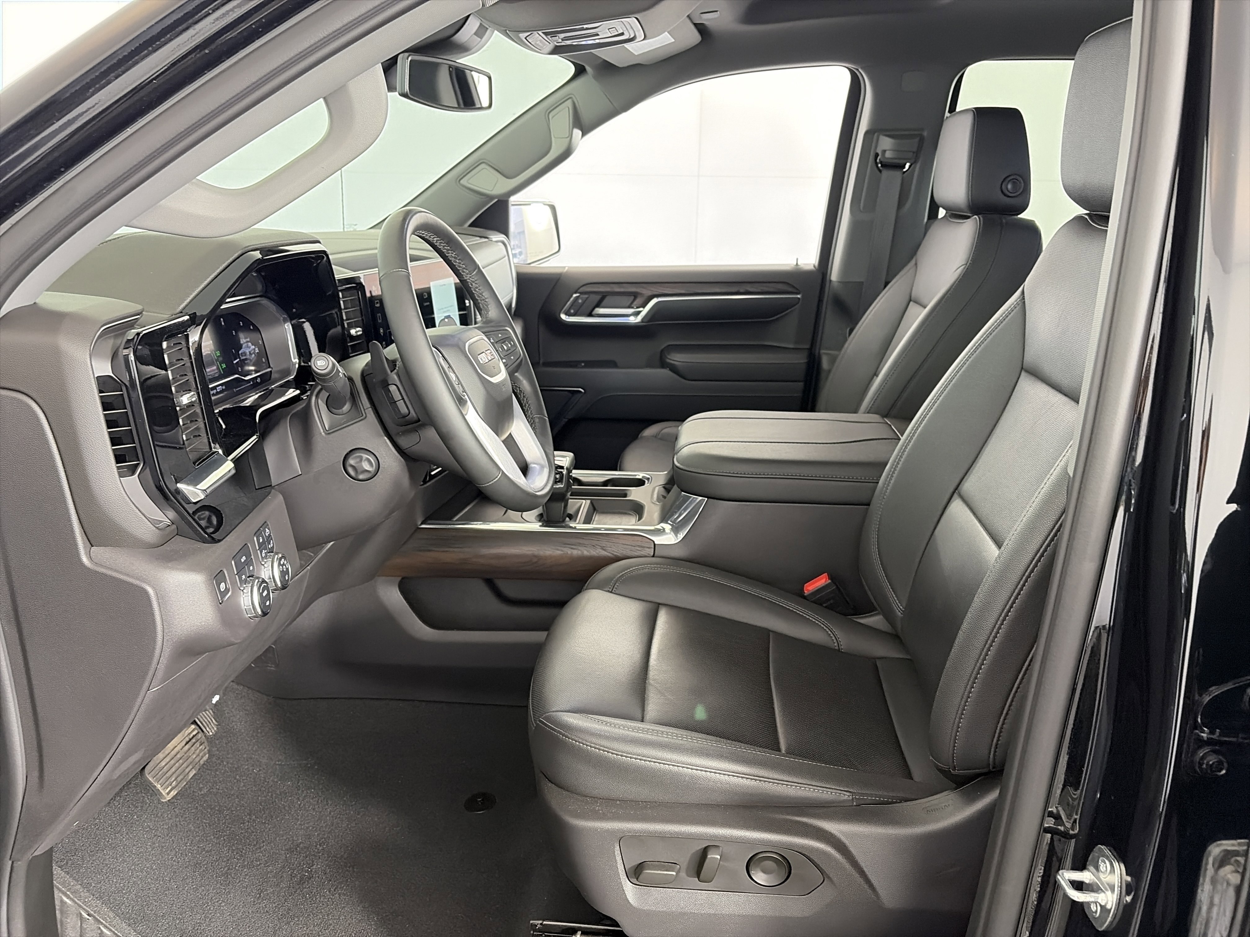 2024 GMC Sierra 1500 SLT - Photo 6