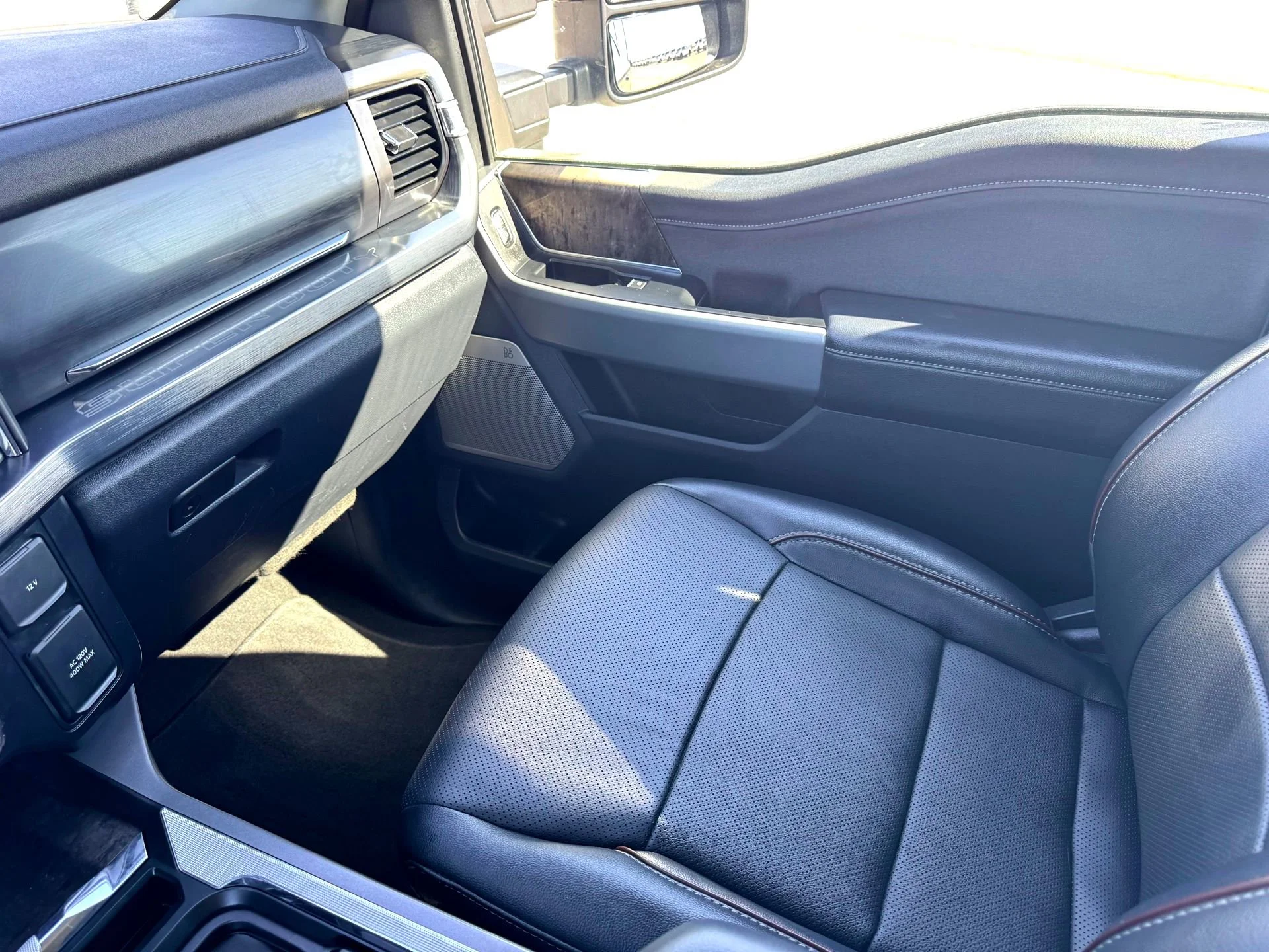 Used 2024  Ford Lariat image 31