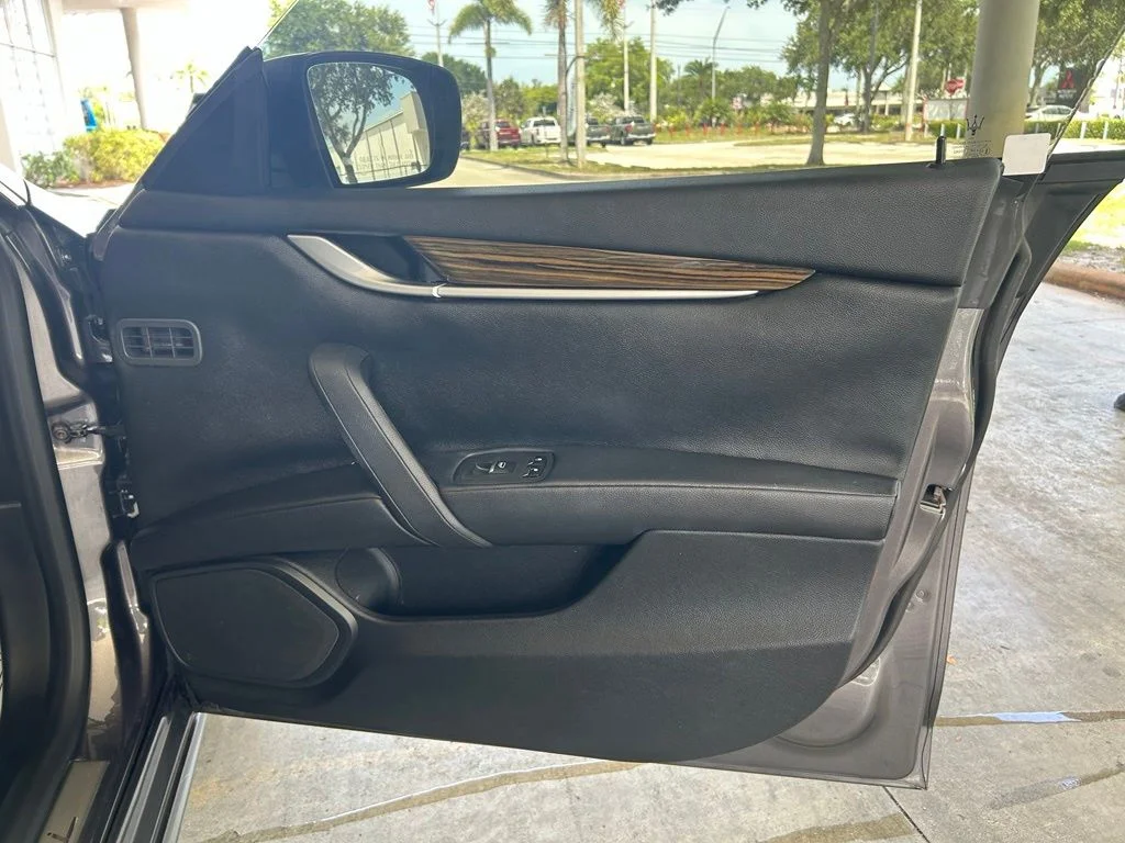 Used 2015 Gray Maserati Base image 27