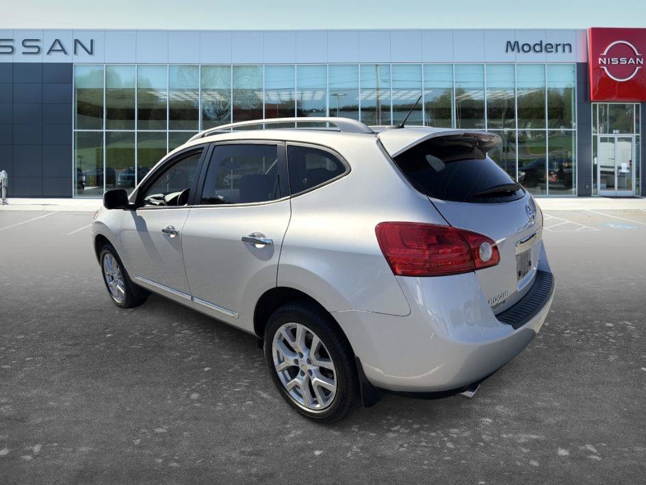 Used 2013 Brilliant Silver Nissan SL image 9