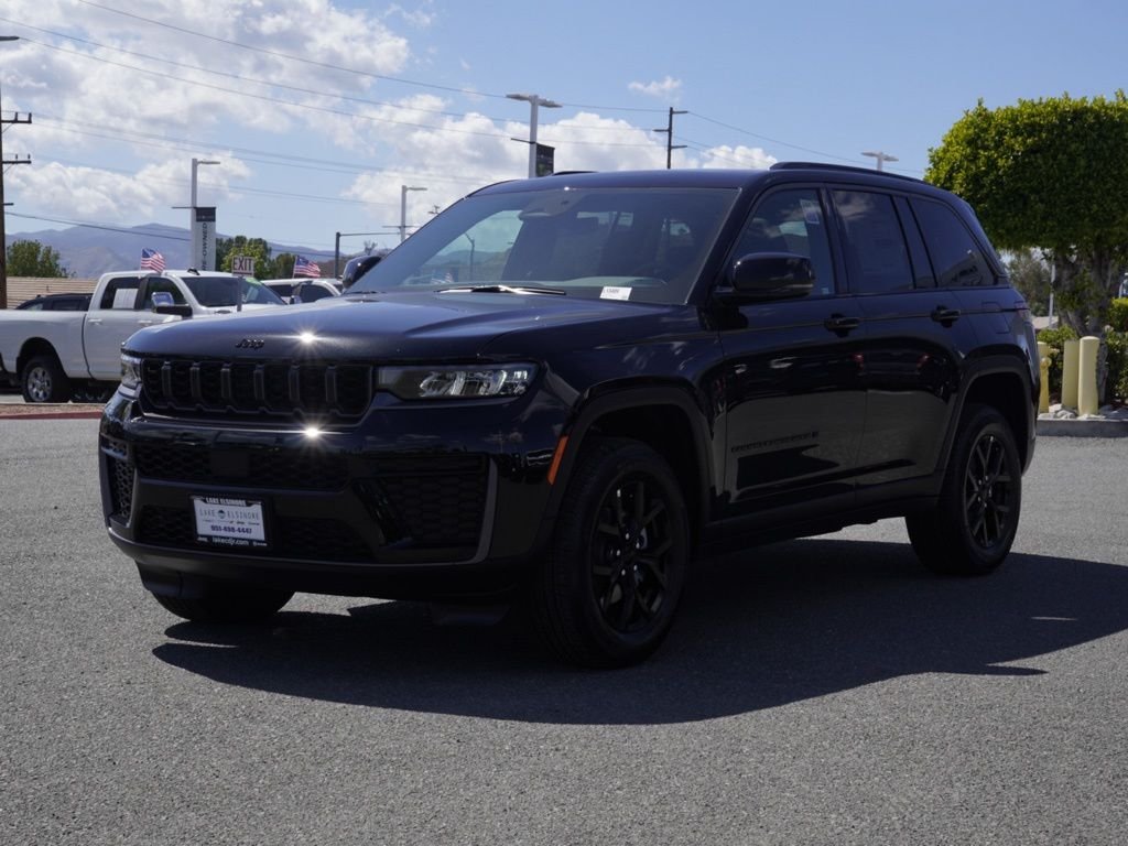 New 2026 Diamond Black Crystal Pearl-Coat Exterior Paint Jeep Laredo Altitude image 7