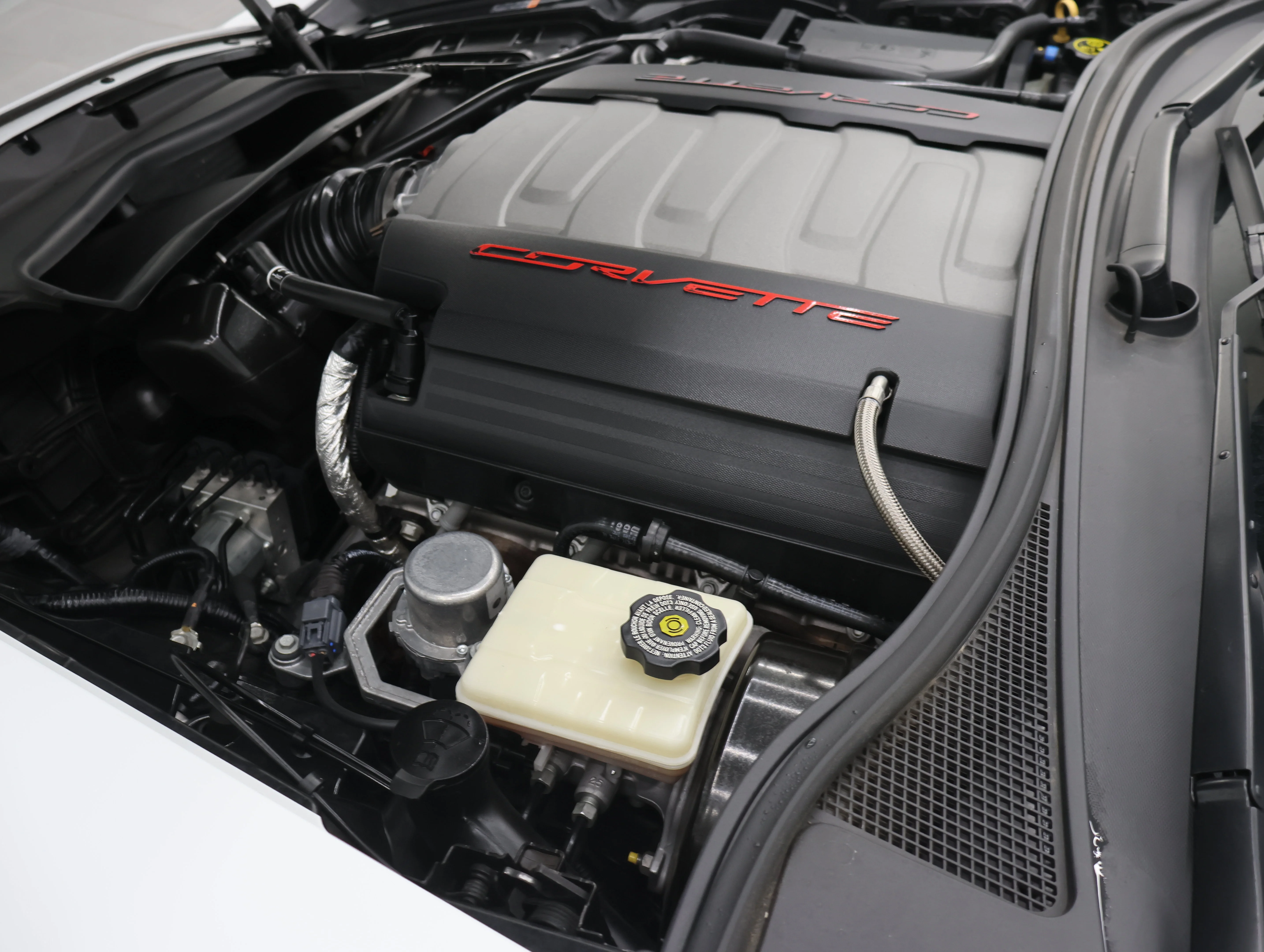Used 2015 Arctic White Chevrolet Stingray Z51 image 16