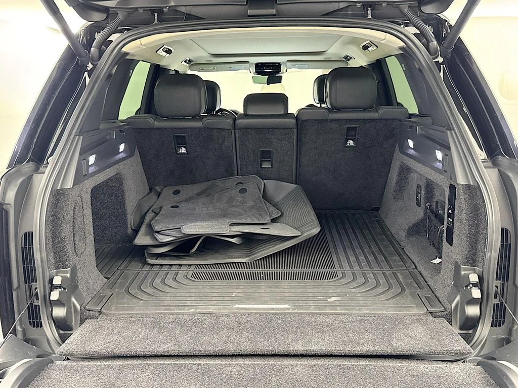 Used 2023 Black Land Rover SE image 27