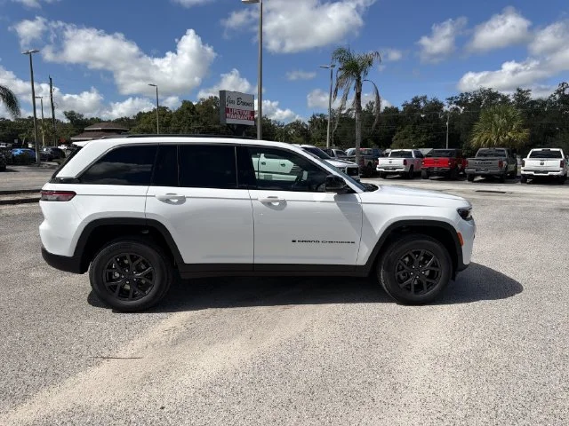 New 2027 Bright White Clear-Coat Paint Jeep Laredo Altitude image 3