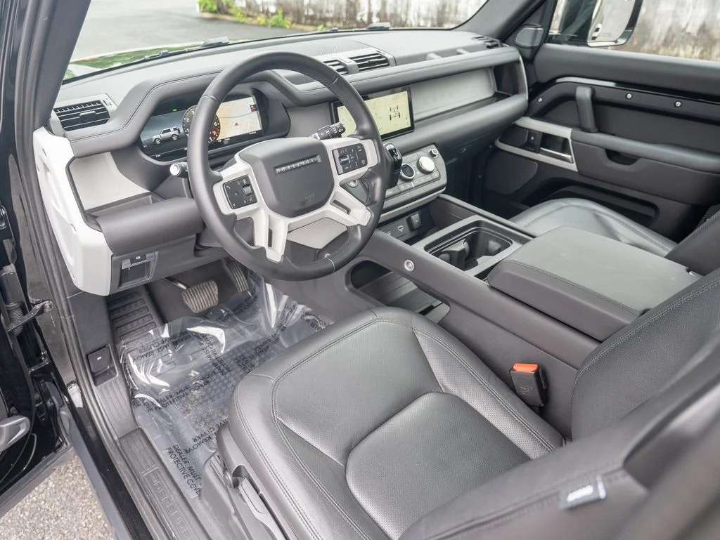 Used 2024  Land Rover S image 12