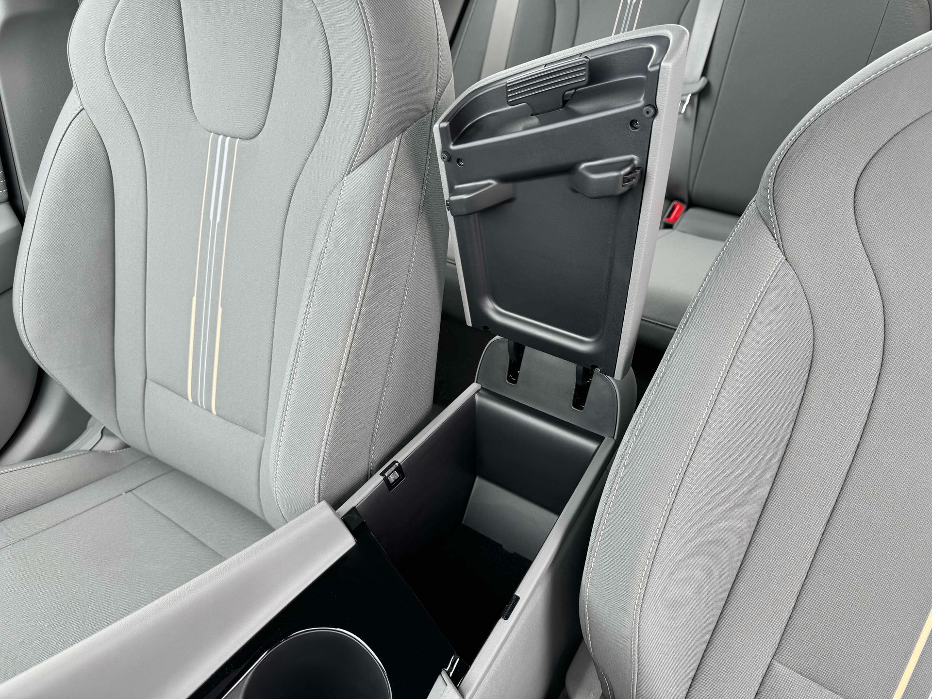 New 2025 White Hyundai SEL Sport image 18