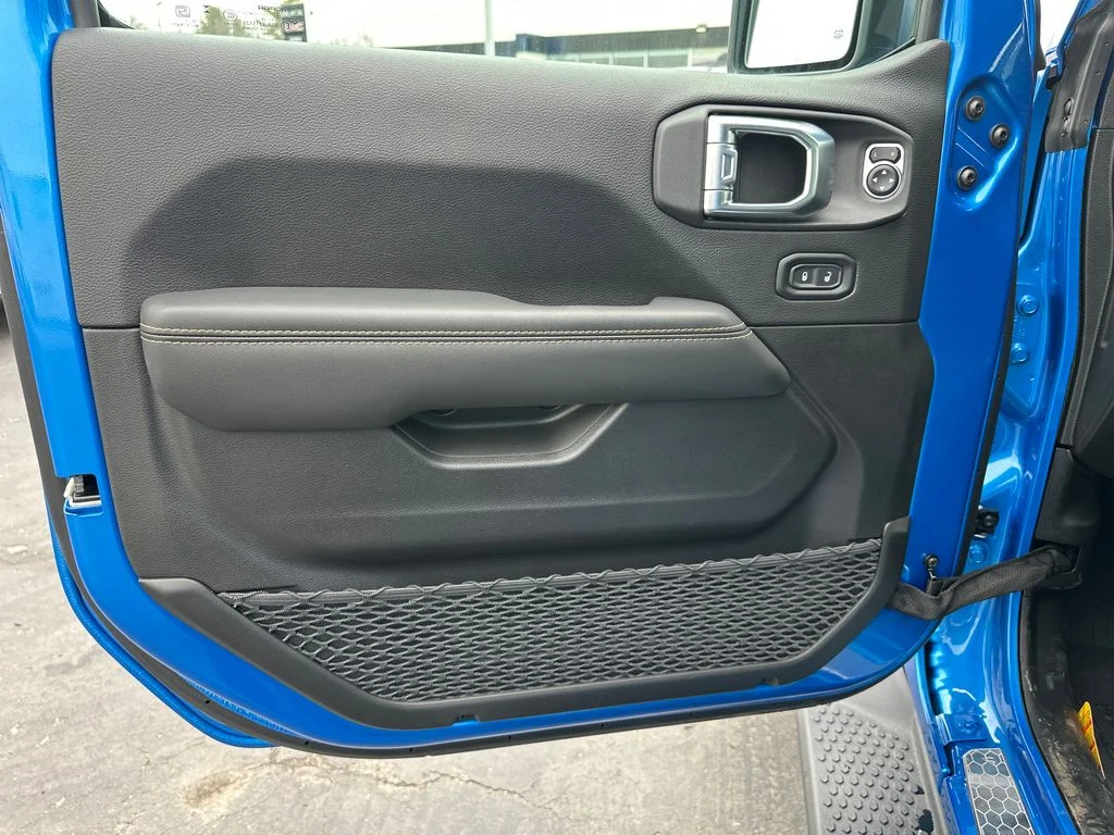 New 2026 Hydro Blue Pearl-Coat Exterior Paint Jeep Sahara image 12