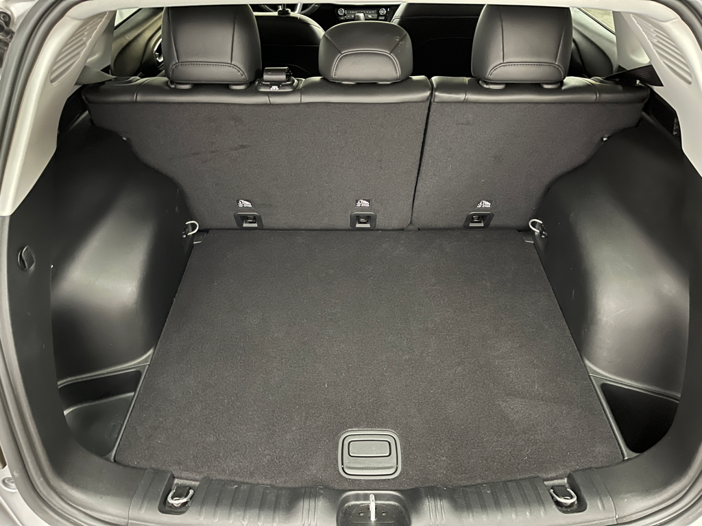 Used 2022 Silver Jeep Latitude Lux image 13