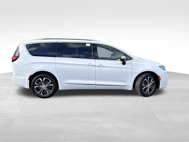 New 2026 Bright White Clear-Coat Exterior Paint Chrysler Pinnacle image 8