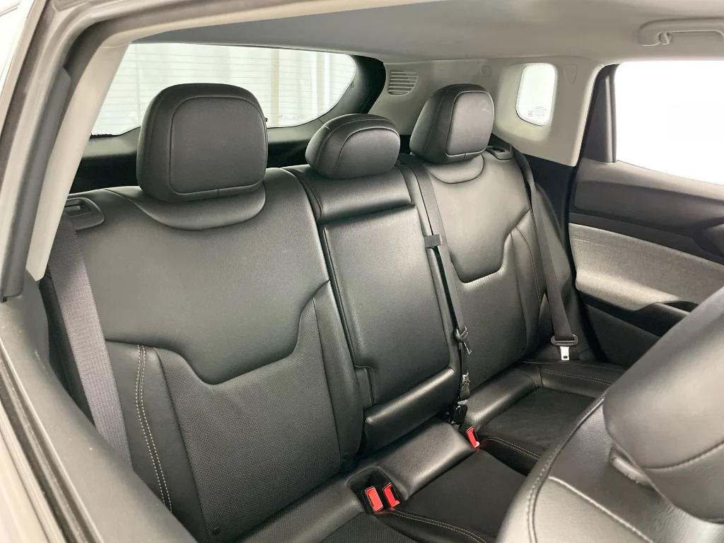 Used 2022 Granite Crystal Metallic Clear Coat Jeep Latitude Lux image 25